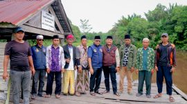 FOTO : Anggota DPR RI Dapil Kalimantan Barat I H.Syarief Abdullah Alkadrie,SH.,MH saat melakukan peninjauan bersama tokoh masyarakat dan perangkat desa di Parit Munggu Mas Dusun Jaya, Kabupaten Kuburaya, Senin 26 Desember 2023.