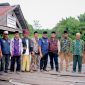 FOTO : Anggota DPR RI Dapil Kalimantan Barat I H.Syarief Abdullah Alkadrie,SH.,MH saat melakukan peninjauan bersama tokoh masyarakat dan perangkat desa di Parit Munggu Mas Dusun Jaya, Kabupaten Kuburaya, Senin 26 Desember 2023.