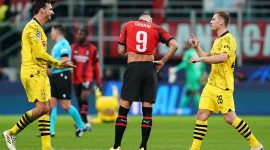 Striker AC Milan tertunduk lesu setelah kalah 1-3 dari Borussia Dortmund di Sansiro pada match day ke-5 Liga Champions 