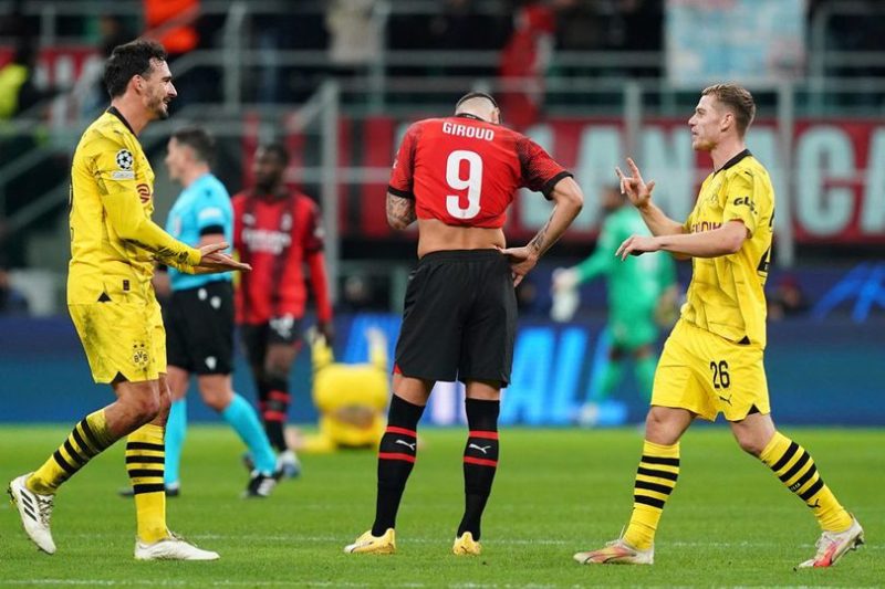 Striker AC Milan tertunduk lesu setelah kalah 1-3 dari Borussia Dortmund di Sansiro pada match day ke-5 Liga Champions 