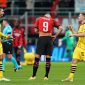 Striker AC Milan tertunduk lesu setelah kalah 1-3 dari Borussia Dortmund di Sansiro pada match day ke-5 Liga Champions 