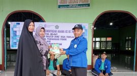 Ketua Asosiasi Penghulu Republik Indonesia (APRI) Kabupaten Melawi, H. Darwisno membagikan mushaf Al-Qur'an dalam momen acara bhakti sosial penanaman pohon produktif dan Penyuluhan Perkawinan 