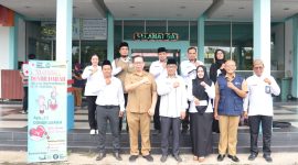 Kepala Kantor Kemenag Kabupaten Melawi, H. Subakir beserta Ketua DWP didampingi Direktur RSUD Melawi, Pengurus PMI dan sebagian Pengurus Daerah IPARI Kabupaten Melawi.
