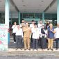 Kepala Kantor Kemenag Kabupaten Melawi, H. Subakir beserta Ketua DWP didampingi Direktur RSUD Melawi, Pengurus PMI dan sebagian Pengurus Daerah IPARI Kabupaten Melawi.
