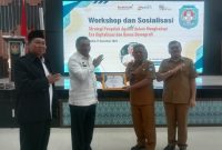 Kepala Kemenag Provinsi Kalimantan Barat, H. Muhajirin Yanis didamping H. Kartono (Ketua PW IPARI Kalbar) memberikan sertifikat penghargaan sebagai bentuk apresiasi kerjasama kepada Bupati Kubu, Muda Mahendawan yang didampingi oleh Sekda Kubu Raya.