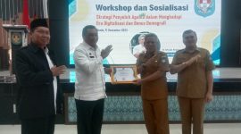Kepala Kemenag Provinsi Kalimantan Barat, H. Muhajirin Yanis didamping H. Kartono (Ketua PW IPARI Kalbar) memberikan sertifikat penghargaan sebagai bentuk apresiasi kerjasama kepada Bupati Kubu, Muda Mahendawan yang didampingi oleh Sekda Kubu Raya.