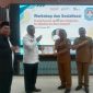 Kepala Kemenag Provinsi Kalimantan Barat, H. Muhajirin Yanis didamping H. Kartono (Ketua PW IPARI Kalbar) memberikan sertifikat penghargaan sebagai bentuk apresiasi kerjasama kepada Bupati Kubu, Muda Mahendawan yang didampingi oleh Sekda Kubu Raya.