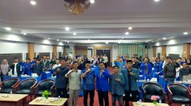 Syarief Abdullah melakukan sesi foto bersama Pergerakan Mahasiswa Islam Indonesia (PMII) Kabupaten Kubu Raya dalam acara sosialisasi dan dialog Empat Pilar MPR RI yang digelar di Hotel Merpati, Kota Pontianak, Jumat 8 Desember 2023.