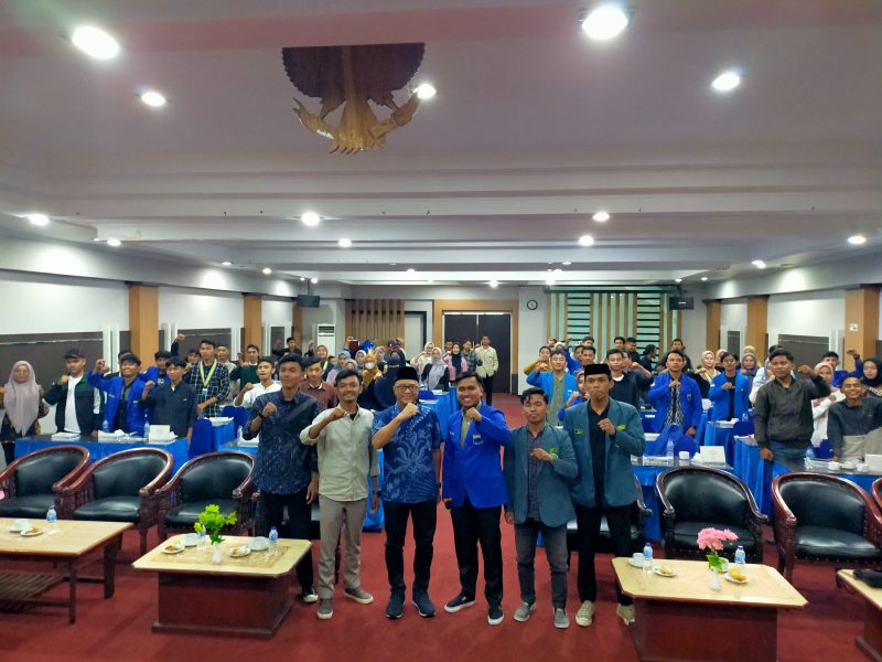 Syarief Abdullah melakukan sesi foto bersama Pergerakan Mahasiswa Islam Indonesia (PMII) Kabupaten Kubu Raya dalam acara sosialisasi dan dialog Empat Pilar MPR RI yang digelar di Hotel Merpati, Kota Pontianak, Jumat 8 Desember 2023.