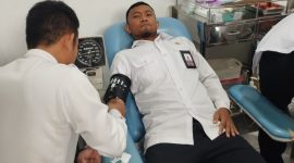 Ketua Pengurus Daerah Ikatan Penyuluh Agama Republik Indonesia (IPARI) Kabupaten Melawi, Muhd. Sukarno sedang melakukan donor darah di RSUD Melawi.
