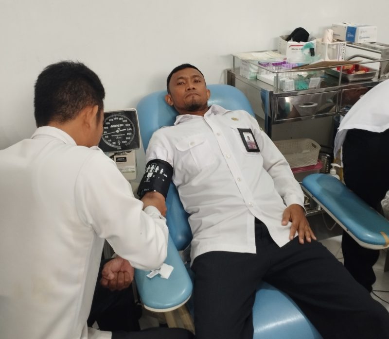 Ketua Pengurus Daerah Ikatan Penyuluh Agama Republik Indonesia (IPARI) Kabupaten Melawi, Muhd. Sukarno sedang melakukan donor darah di RSUD Melawi.