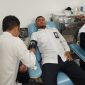 Ketua Pengurus Daerah Ikatan Penyuluh Agama Republik Indonesia (IPARI) Kabupaten Melawi, Muhd. Sukarno sedang melakukan donor darah di RSUD Melawi.