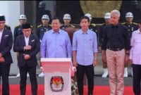 Tiga pasangan Capres-cawapres 2024 setelah melakukan pencabutan nomor urut. Nomor urut 1: Anies-Muhaimin. Nomor urut 2: Prabowo-Gibran. Nomor urut 3: Ganjar-Mahfud.