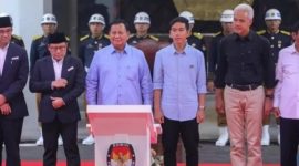 Tiga pasangan Capres-cawapres 2024 setelah melakukan pencabutan nomor urut. Nomor urut 1: Anies-Muhaimin. Nomor urut 2: Prabowo-Gibran. Nomor urut 3: Ganjar-Mahfud.