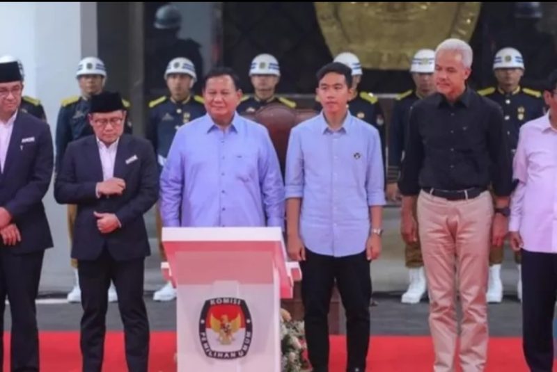 Tiga pasangan Capres-cawapres 2024 setelah melakukan pencabutan nomor urut. Nomor urut 1: Anies-Muhaimin. Nomor urut 2: Prabowo-Gibran. Nomor urut 3: Ganjar-Mahfud.