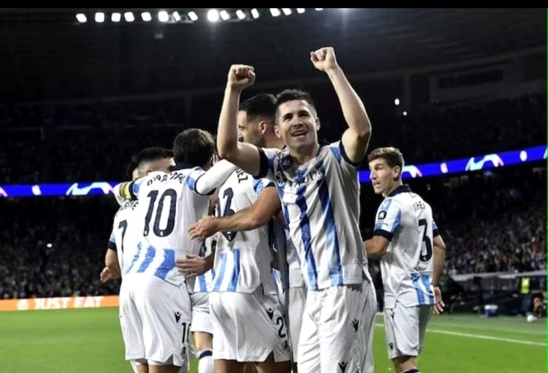 Pemain Real Sociedad bersorak gembira usai mencetak gol ke gawang Benfica dalam pertandingan lanjutan Liga Champions 2023/2024 pada Kamis (9/11/2023) dini hari WIB.