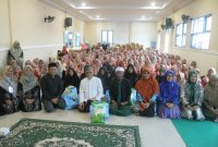 Sesi Foto Bersama H. Syarief Abdullah Alkadrie,SH.,MH bersama majelis ta'lim permata Al Mawadah di Aula Kantor Desa Ambawang Kuala, Minggu, 24 Desember 2023.