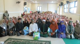 Sesi Foto Bersama H. Syarief Abdullah Alkadrie,SH.,MH bersama majelis ta'lim permata Al Mawadah di Aula Kantor Desa Ambawang Kuala, Minggu, 24 Desember 2023.
