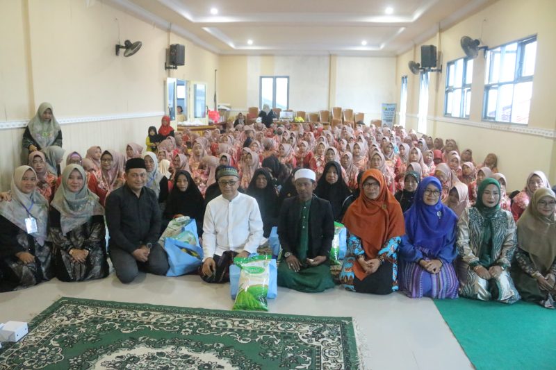Sesi Foto Bersama H. Syarief Abdullah Alkadrie,SH.,MH bersama majelis ta'lim permata Al Mawadah di Aula Kantor Desa Ambawang Kuala, Minggu, 24 Desember 2023.