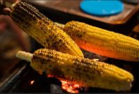 Jagung bakar merupakan menu favorit masyarakat Indonesia yang dihidangkan pada malam tahun baru.