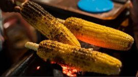 Jagung bakar merupakan menu favorit masyarakat Indonesia yang dihidangkan pada malam tahun baru.