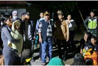 PJ Bupati Sumedang, Herman Suryatman bersama unsur Forkopimda melakukan peninjauan di sejumlah titik lokasi terdampak bencana gempa (Minggu, 31/12).