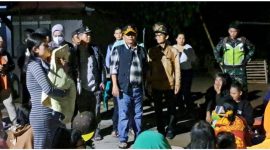 PJ Bupati Sumedang, Herman Suryatman bersama unsur Forkopimda melakukan peninjauan di sejumlah titik lokasi terdampak bencana gempa (Minggu, 31/12).