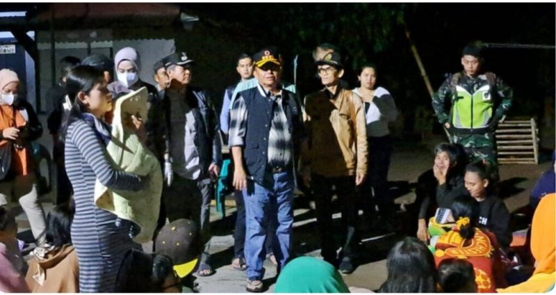 PJ Bupati Sumedang, Herman Suryatman bersama unsur Forkopimda melakukan peninjauan di sejumlah titik lokasi terdampak bencana gempa (Minggu, 31/12).
