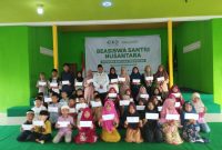 Foto bersama 40 santri/siswa penerima beasiswa pendidikan tunai dari LAZISNU dan Tokopedia didampingi Ketua LAZISNU Kabupaten Melawi, Ustadz M. Yusuf.
