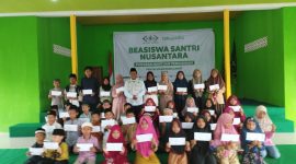 Foto bersama 40 santri/siswa penerima beasiswa pendidikan tunai dari LAZISNU dan Tokopedia didampingi Ketua LAZISNU Kabupaten Melawi, Ustadz M. Yusuf.