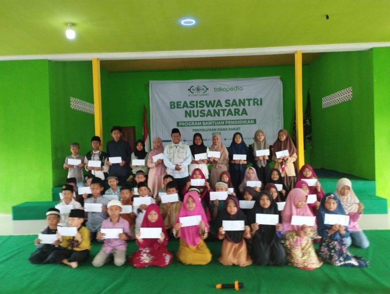 Foto bersama 40 santri/siswa penerima beasiswa pendidikan tunai dari LAZISNU dan Tokopedia didampingi Ketua LAZISNU Kabupaten Melawi, Ustadz M. Yusuf.