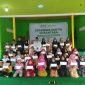 Foto bersama 40 santri/siswa penerima beasiswa pendidikan tunai dari LAZISNU dan Tokopedia didampingi Ketua LAZISNU Kabupaten Melawi, Ustadz M. Yusuf.