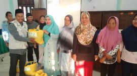 Ketua Lazisnu Kabupaten Melawi, Ustadz M. Yusuf menyerahkan paket sembako kepada mustahiq bernama Ibu Eka dalam acara Festival Ramadhan bertajuk Kolaborasi Sejuta Cinta di Aula Kantor Kementerian Agama Kabupaten Melawi.