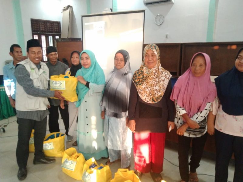 Ketua Lazisnu Kabupaten Melawi, Ustadz M. Yusuf menyerahkan paket sembako kepada mustahiq bernama Ibu Eka dalam acara Festival Ramadhan bertajuk Kolaborasi Sejuta Cinta di Aula Kantor Kementerian Agama Kabupaten Melawi.