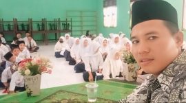 Ustadz Johan, Penyuluh Agama Islam Kabupaten Mempawah yang penggagas penyuluhan pencegahan bullying bagi remaja di sekolah.