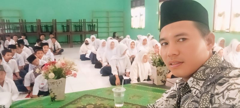 Ustadz Johan, Penyuluh Agama Islam Kabupaten Mempawah yang penggagas penyuluhan pencegahan bullying bagi remaja di sekolah.