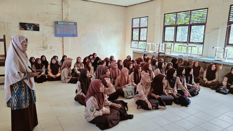 Maryama, Penyuluh Agama Islam PPPK KUA Kecamatan Anjungan Kabupaten Mempawah yang aktif memberikan penyuluhan tentang Stunting bagi Gen Z.