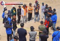 Peserta melakukan praktek pemadaman Karhutla pada kegiatan pelatihan peningkatan kapasitas Kelompok  Masyarakat Peduli Api (MPA) yang di gelar lembaga Gemawan di Mempawah. Kamis, (25/7/2024).