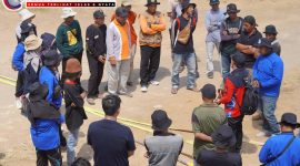 Peserta melakukan praktek pemadaman Karhutla pada kegiatan pelatihan peningkatan kapasitas Kelompok  Masyarakat Peduli Api (MPA) yang di gelar lembaga Gemawan di Mempawah. Kamis, (25/7/2024).