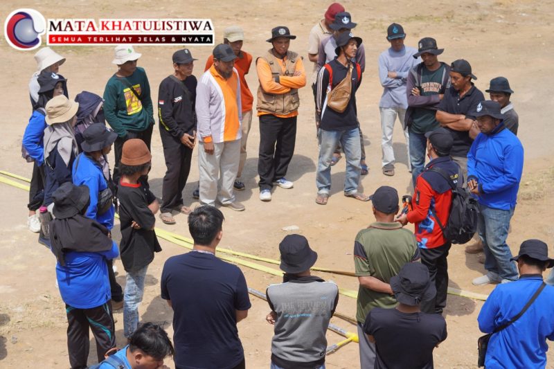 Peserta melakukan praktek pemadaman Karhutla pada kegiatan pelatihan peningkatan kapasitas Kelompok  Masyarakat Peduli Api (MPA) yang di gelar lembaga Gemawan di Mempawah. Kamis, (25/7/2024).