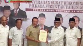 Yuliansyah Ketua DPD Gerindra Kalbar menyerahkan Surat Tugas kepada Rusman Ali Bakal Calon Bupati di Pilkada Kubu Raya Tahun 2024. Sabtu, (27/7/2024).