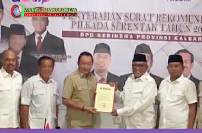 Yuliansyah Ketua DPD Gerindra Kalbar menyerahkan Surat Tugas kepada Rusman Ali Bakal Calon Bupati di Pilkada Kubu Raya Tahun 2024. Sabtu, (27/7/2024).