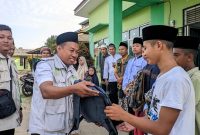 Ketua LAZISNU Kabupaten Melawi, Ustadz M. Yusuf membagikan bantuan berupa perlengkapan sekolah kepada sejumlah santri di Pondok Pesantren Syaikh Zainuddin Nahdlatul Wathan Kabupaten Melawi.