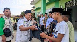 Ketua LAZISNU Kabupaten Melawi, Ustadz M. Yusuf membagikan bantuan berupa perlengkapan sekolah kepada sejumlah santri di Pondok Pesantren Syaikh Zainuddin Nahdlatul Wathan Kabupaten Melawi.