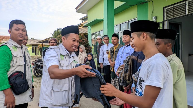Ketua LAZISNU Kabupaten Melawi, Ustadz M. Yusuf membagikan bantuan berupa perlengkapan sekolah kepada sejumlah santri di Pondok Pesantren Syaikh Zainuddin Nahdlatul Wathan Kabupaten Melawi.