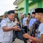 Ketua LAZISNU Kabupaten Melawi, Ustadz M. Yusuf membagikan bantuan berupa perlengkapan sekolah kepada sejumlah santri di Pondok Pesantren Syaikh Zainuddin Nahdlatul Wathan Kabupaten Melawi.
