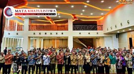 Foto bersama undangan dan peserta kegiatan penandatanganan pakta integritas dan bimbingan teknis Sekretariat PPK dan PPS Se-Kota Pontianak yang diselenggarakan KPU Kota Pontianak. Jumat, (2/8/224).