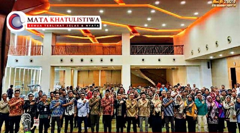 Foto bersama undangan dan peserta kegiatan penandatanganan pakta integritas dan bimbingan teknis Sekretariat PPK dan PPS Se-Kota Pontianak yang diselenggarakan KPU Kota Pontianak. Jumat, (2/8/224).