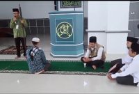 Sesi praktek petugas bilal dan khatib Jumat pada Pelatihan Khatib dan Bilal oleh Pengurus Daerah Ikatan Penyuluh Agama Republik Indonesia Kabupaten Melawi.