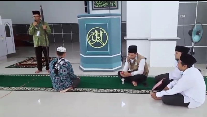 Sesi praktek petugas bilal dan khatib Jumat pada Pelatihan Khatib dan Bilal oleh Pengurus Daerah Ikatan Penyuluh Agama Republik Indonesia Kabupaten Melawi.